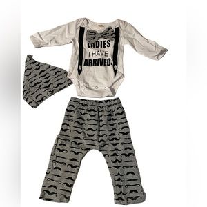 NWOT-size 70 (6-12 months) Baby boys outfit- “ladies I’ve arrived” tie attached